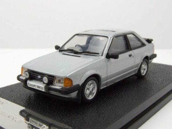 Triple9 Modellauto Ford Escort Mk3 XR3i RHD 1983 silber Modellauto 1:43 Triple9