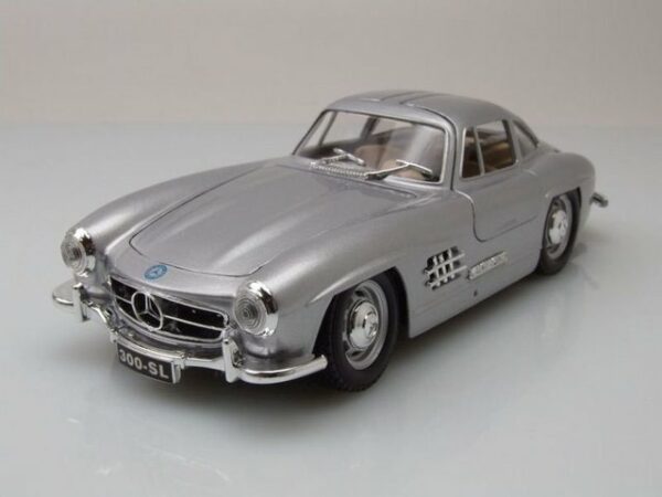 Bburago Modellauto Mercedes 300 SL Flügeltürer W198 1954 silber Modellauto 1:24 Bburago